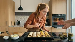 Knusprige Lavash-Röllchen mit Kartoffelpüree und Sprotten: schneller Ofen-Snack in 15 Minuten