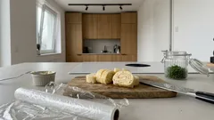 Surimi-röllchen mit ei und mayo: schnelles fingerfood aus der käsehülle