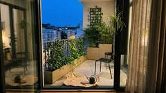 Weniger am Boden, mehr Grün: So wird dein Balkon 2026 leichter und ruhiger