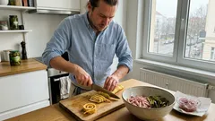 Salat mit Omelett: cremiges Rezept mit Schinken, Gurken und milden Zwiebeln