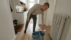 So wirkt ein Schuss weißer Essig im Wischwasser – und wann du besser vorsichtig bist