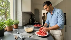 Surimi-bällchen mit schmelzkäse und ei: schnelles fingerfood fürs buffet