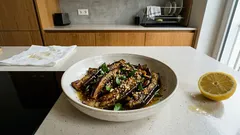 Pikante Auberginen mit Knoblauch und Sesam: einfaches Rezept zum Vorbereiten