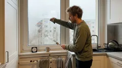 Edelstahl-Löffel am Fensterrahmen: Was hinter dem Kondenswasser-Trick steckt