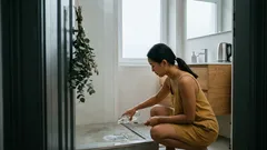 Abflussgitter mit weißem Essig reinigen: So verschwinden Gerüche – und worauf du achten musst