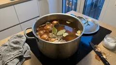 Schweinebauch in Zwiebelschalen: so machst du warm gepökelten Speck wie aus der Feinkost