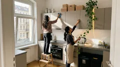 Über den Küchenschränken: 7 Ideen für mehr Stauraum, weniger Fettfilm und ein ruhiges Gesamtbild