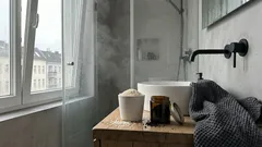 Eine Tasse Reis im Bad: Was der Trick gegen muffige Luft wirklich bringt