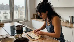 Waffelroulade ohne Backen: schnelles Dessert mit Mohn-Schoko und Kokos für den 8. März