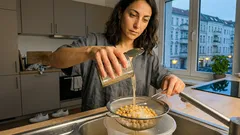 Flüssigkeit aus Konserven: Mit drei Fragen weißt du, ob du sie abgießen solltest