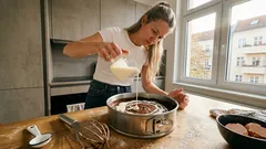 Saure-sahne-kuchen in 5 minuten: super saftig und fluffig aus einfachem rührteig