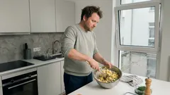 Feinkostsalat „Berlin“: rezept mit knusprigen Kartoffelwürfeln, Schinken und Käse