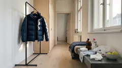 Daunenjacke reinigen ohne Waschen: 2 schnelle Methoden gegen Flecken am Kragen