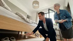 Ein Glas Essig unter dem Bett: Was der einfache Trick gegen muffige Schlafzimmergerüche bewirken kann